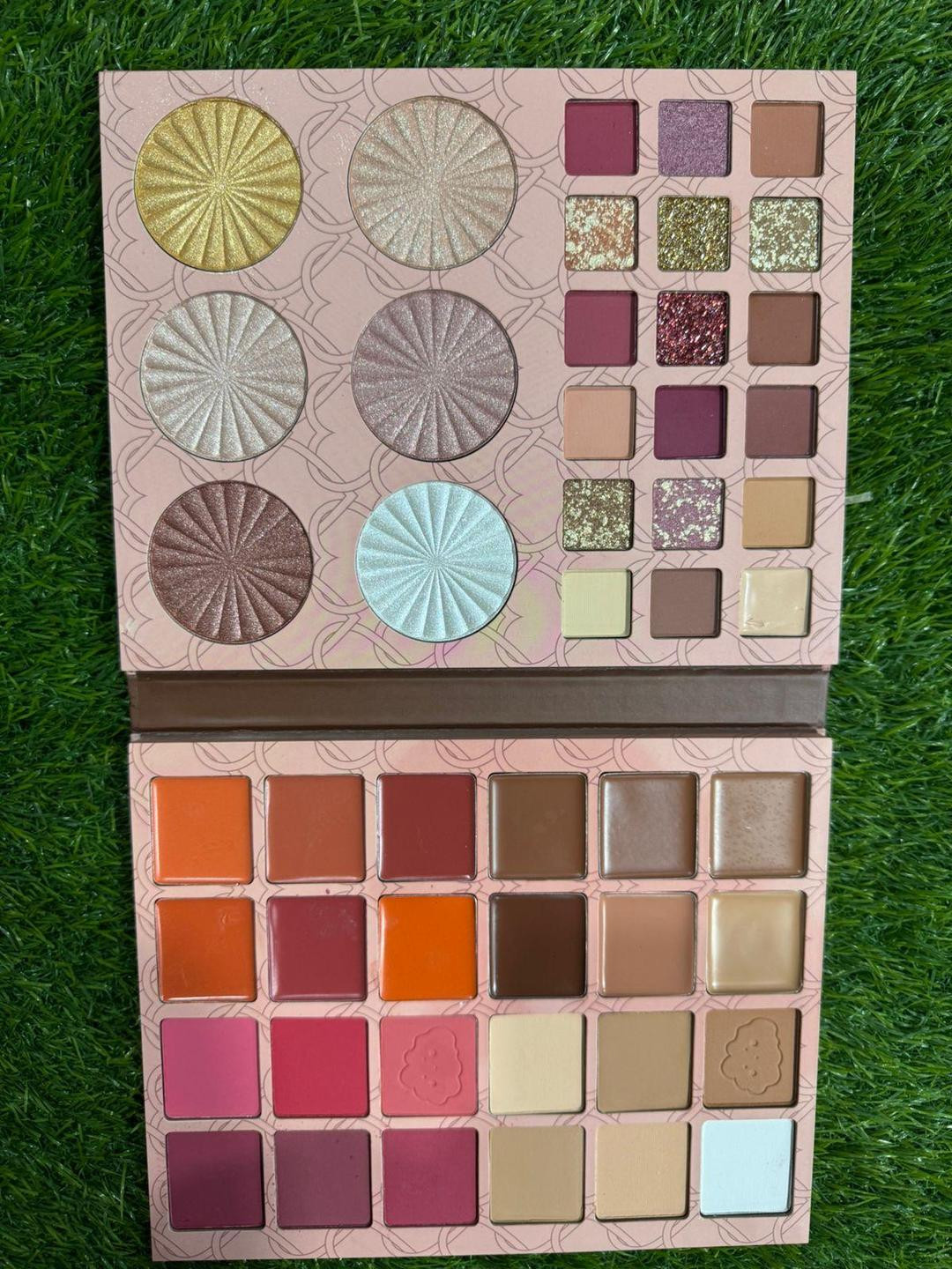 Shimmery and Matte Eye shadow Palette