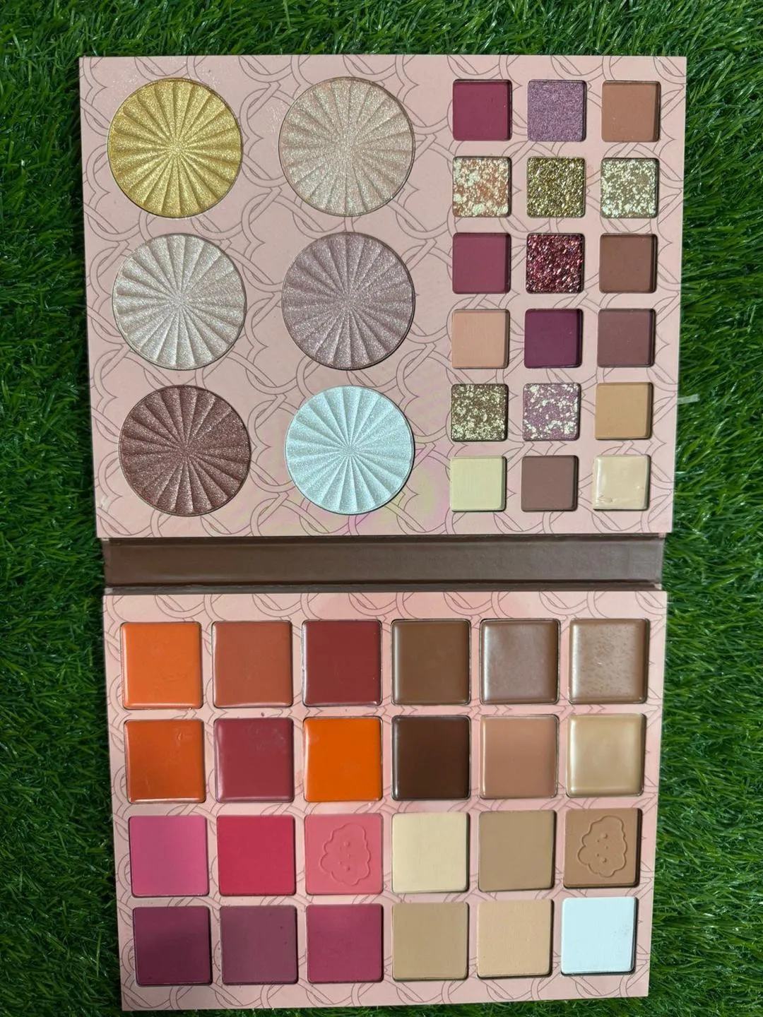 Shimmery and Matte Eye shadow Palette