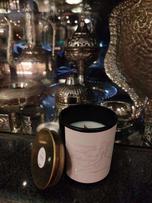 Scented candle in black velvet jars, pure soy wax.