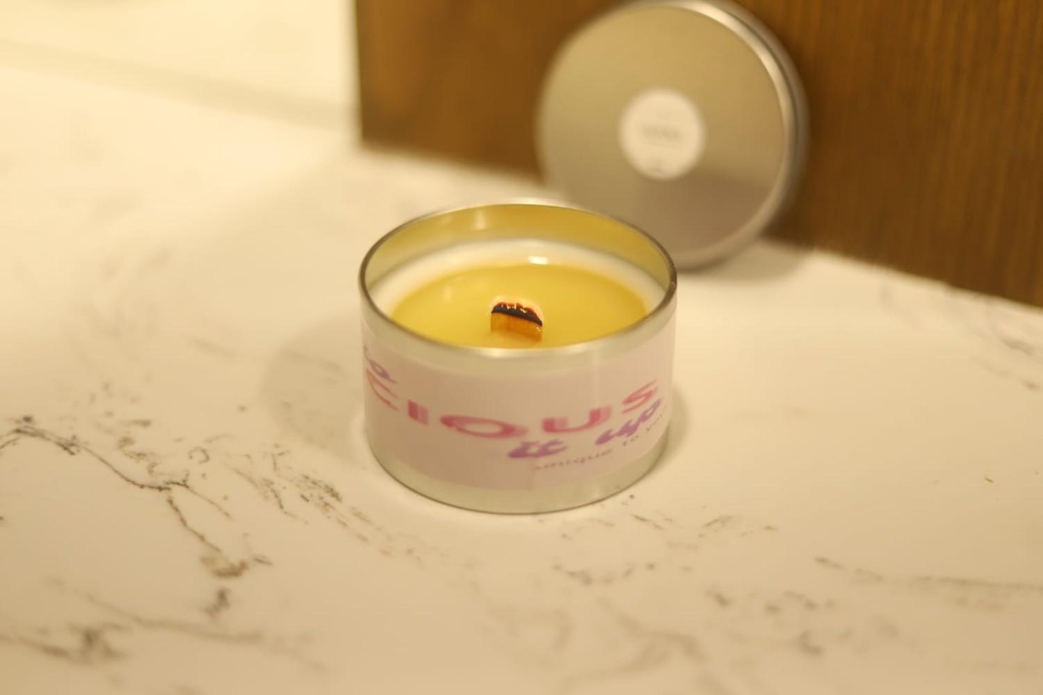 Scented candle in silver tin