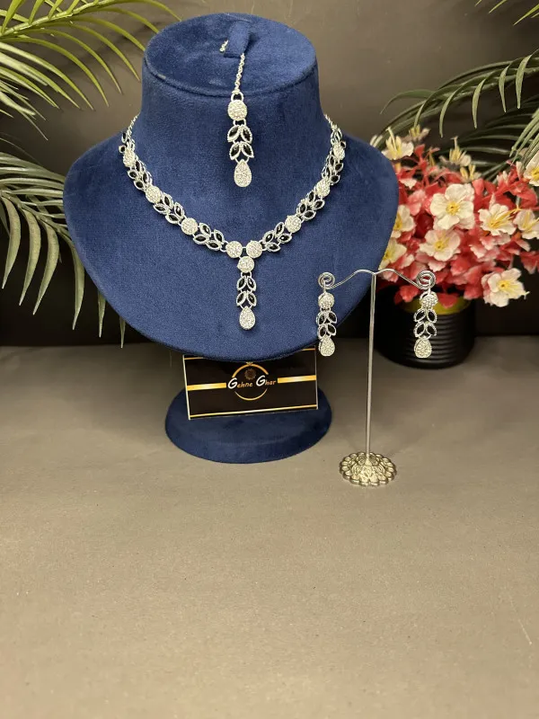 Stunning crystal necklace set